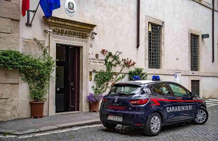 Bimba di 3 anni vaga nel parco