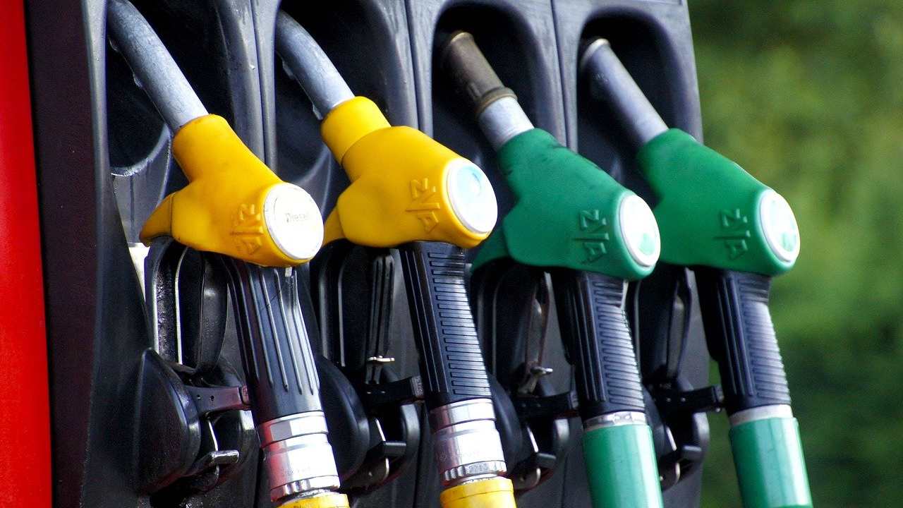 prezzi benzina in calo