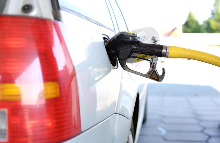 prezzi benzina in calo