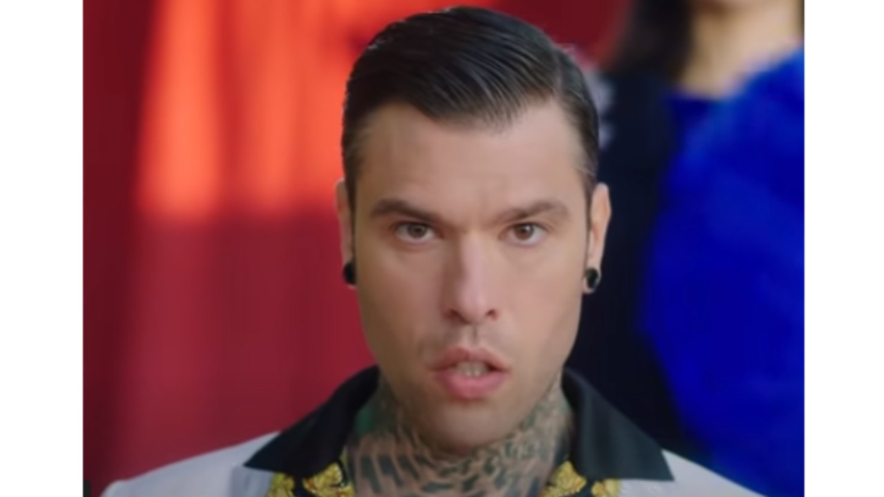Fedez cambia look