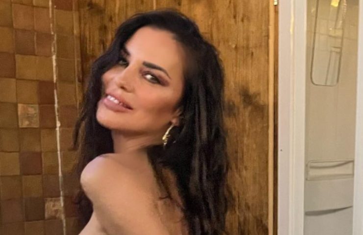 Antonella Mosetti intimo letto posa