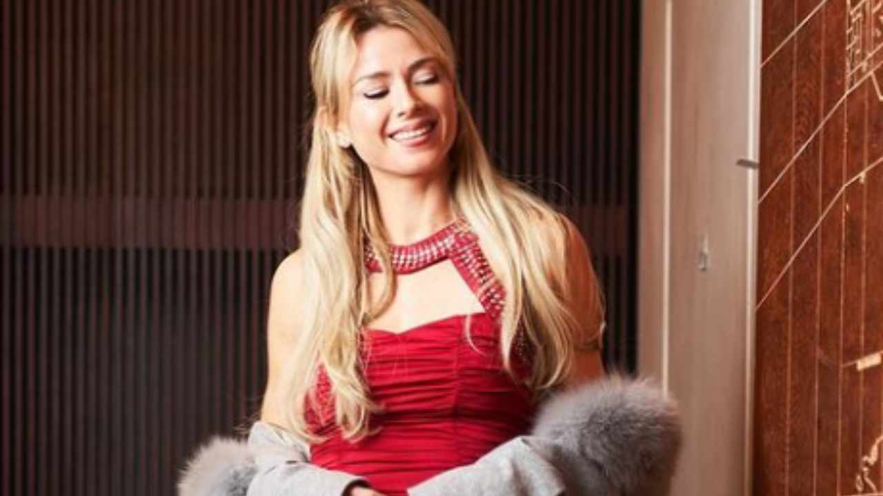 Camila Giorgi divano lingerie tacchi dolce compagnia