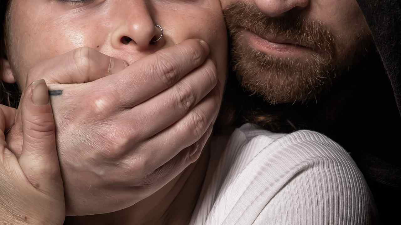 Violenza abuso ragazza