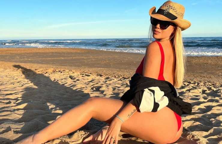 wanda nara sulla spiaggia