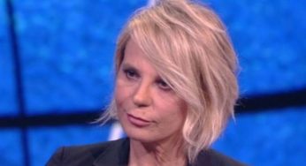 “E’ sposata!”: Maria De Filippi nel mirino, la provocazione fa discutere. Silenzio in studio