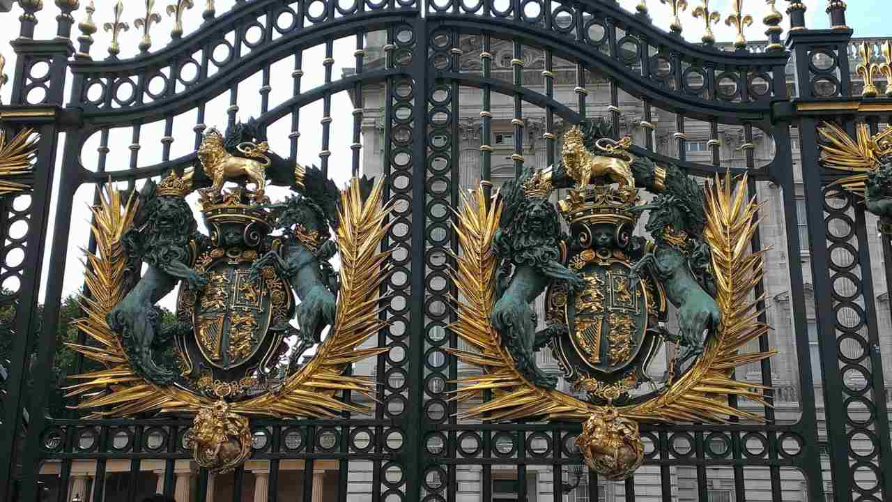 Buckingham Palace sotto accusa