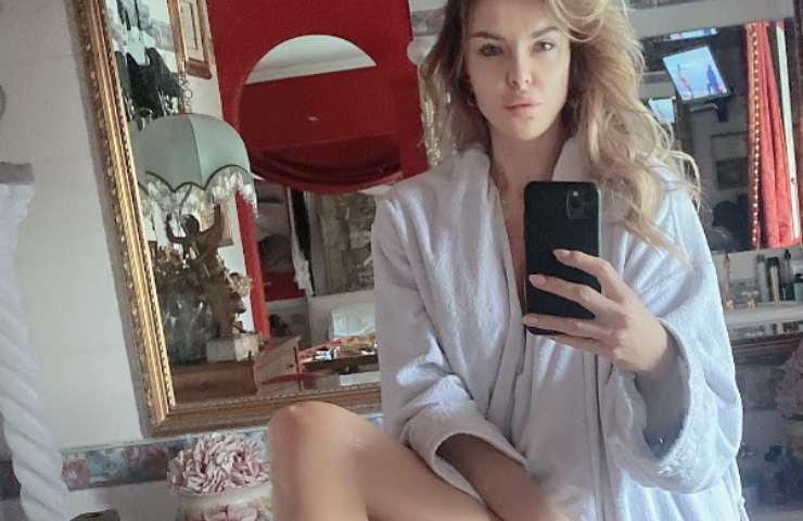 Alba Parietti selfie accappatoio curiosità dettaglio