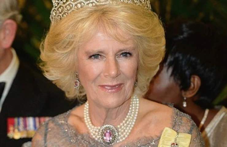 Camilla Parker Bowles difficoltà