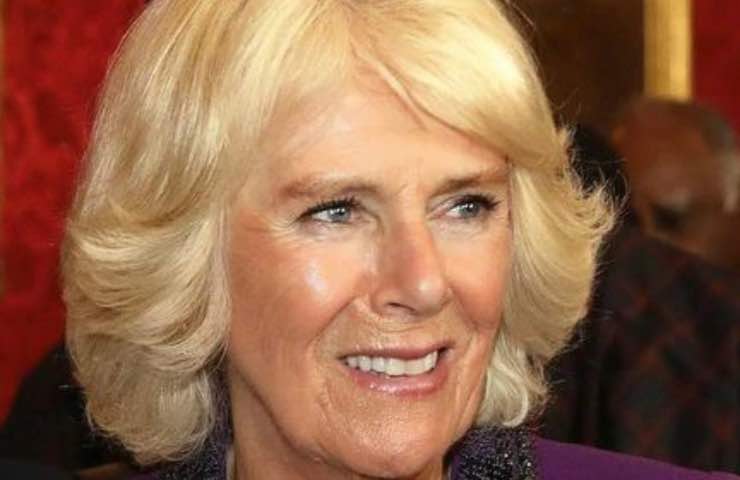 Camilla Parker Bowles difficoltà