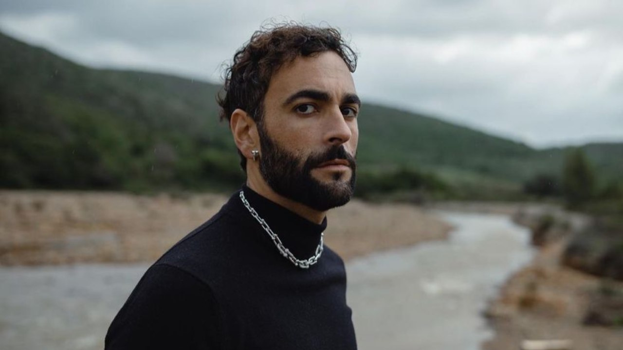 Marco Mengoni si emozione durante la conferenza