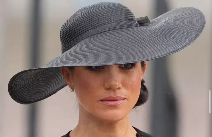 Meghan Markle e Andrea fuori dall'incoronazione