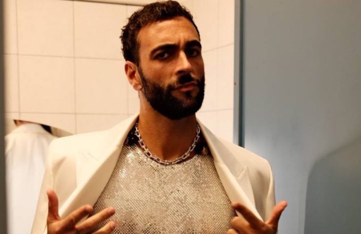 Marco Mengoni si emozione durante la conferenza