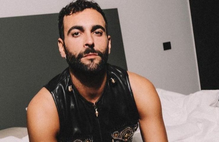 Marco Mengoni si emozione durante la conferenza