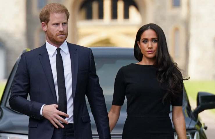 Carlo III contro Harry e Meghan