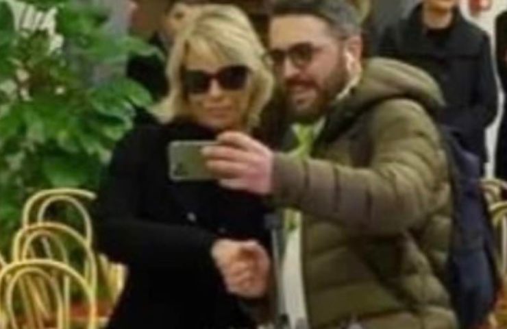 Maria De Filippi selfie camera ardente cifra