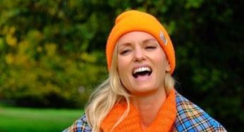 “Ormai non invecchi più” Justine Mattera, camicetta trasparente e bottoni in vista: incontenibile – FOTO