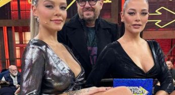 Le Donatella, giacca aperta e bretelline in bilico: passione immensa – FOTO