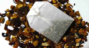 Il thè delle 5 diventa un incubo: le bustine rivelano peli, plastica e pesticidi