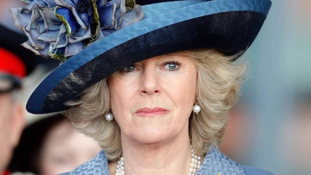 Camilla Parker Bowles, scivolone per la reale