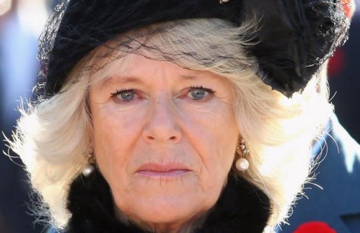 Camilla Parker Bowles, scivolone per la reale