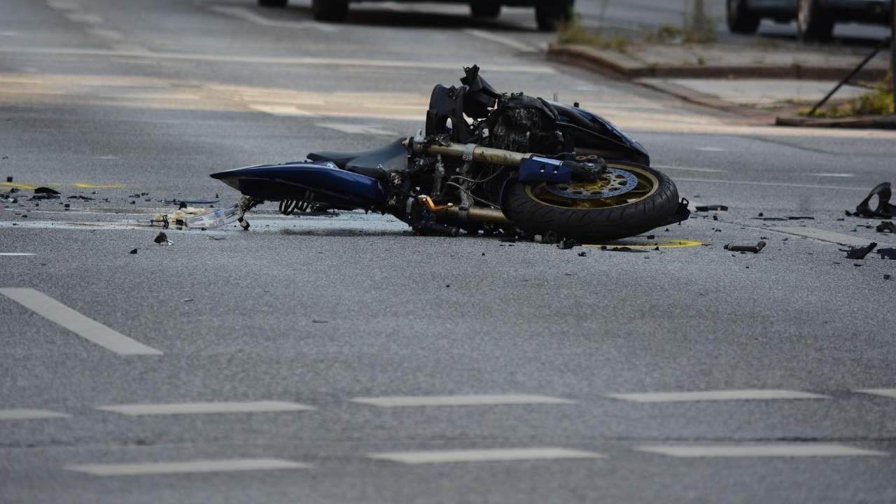 Tragedia in strada, perde la vita un 40 enne