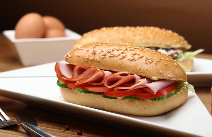 Scuola, panino con bullone