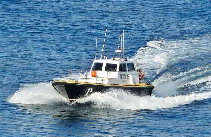 18enne si lancia dalla nave