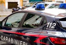 Caldo uomo cerca refrigerio vasca irrigazione muore