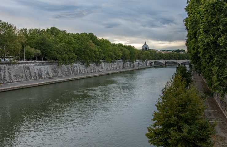 Turista fa il bagno nel Tevere